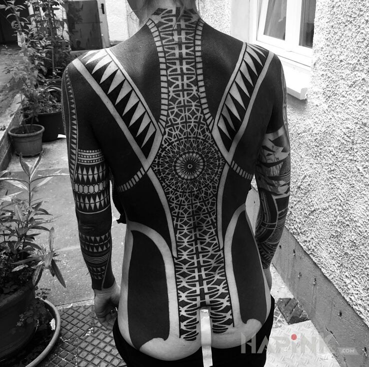 Tattoo Czarny kostium in sleeves motif and geometric style on the shoulder blades