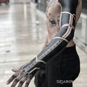 Tatuaż Czarne lapsko na dłoni motyw: rękawy styl: blackwork / blackout