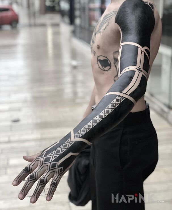 Tattoo Czarne lapsko in sleeves motif and blackwork / blackout style on the upper arm