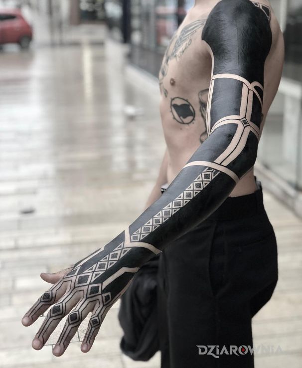 Tatuaż czarne lapsko w motywie rękawy i stylu blackwork / blackout na przedramieniu
