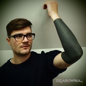 Tatuaż Przedramie cale na czarno na przedramieniu motyw: pozostałe styl: blackwork / blackout