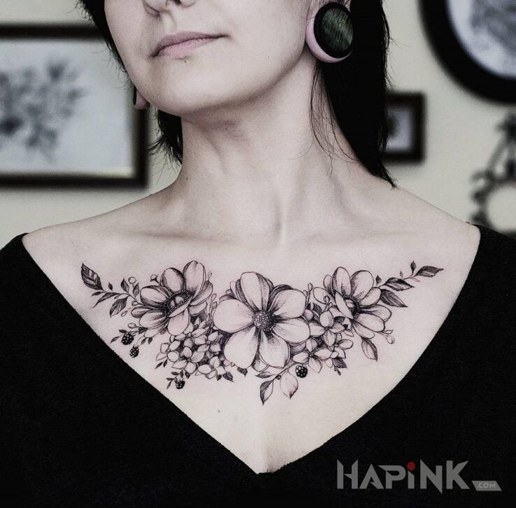 Tattoo Kwiaty in flowers motif on the chest