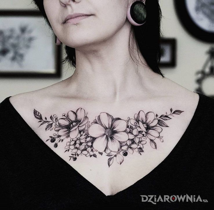 Tatuaż kwiaty w motywie kwiaty na klatce