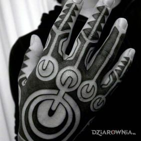 Tatuaż Plemienna jazda na palcach motyw: pozostałe styl: blackwork / blackout