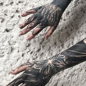 Tatuaż Dlonie na ciemno na dłoni motyw: czarno-szare styl: kaligrafia