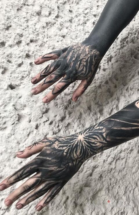Tattoo Dlonie na ciemno in black and gray motif and calligraphy style on the fingers