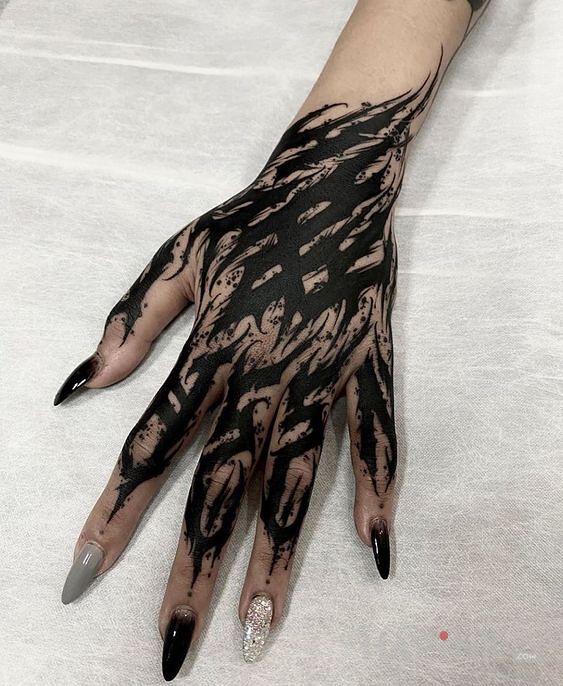 Tattoo Na ostro in other motif and blackwork / blackout style on the hand