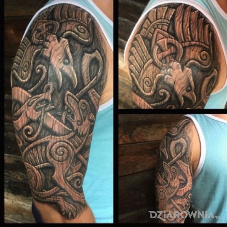 Tatuaż orzeł walczący z wilkiem w motywie czarno-szare i stylu rzeźbione drewno na ramieniu