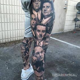 Tatuaż Mafiosi z ekranu na nodze motyw: czarno-szare styl: realistyczne