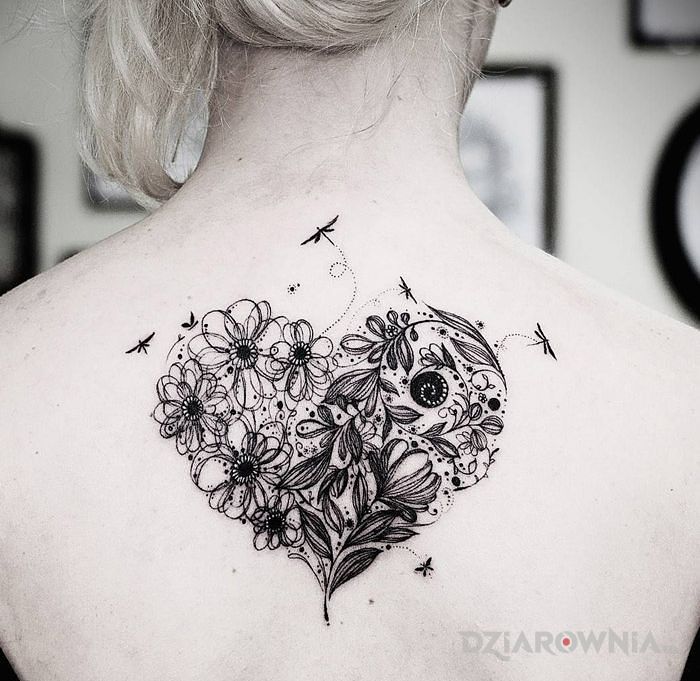 Tatuaż serce z kwiatów w motywie kwiaty na plecach