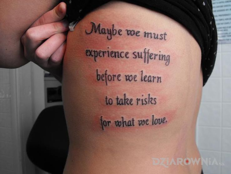 Tatuaż podjecie ryzyka dla milosci w motywie napisy i stylu kaligrafia na żebrach