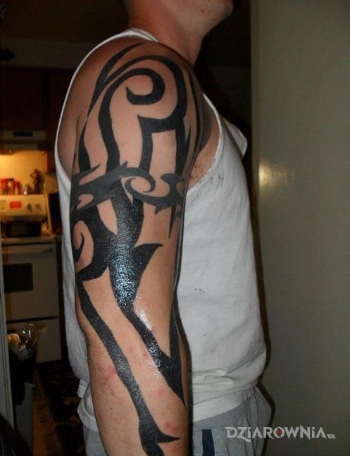 Tatuaż nieudany tribal w stylu tribale na ramieniu