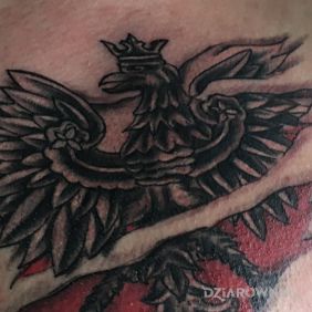 Tatuaż Orzeł Polski na klatce motyw: czarno-szare styl: graficzne / ilustracyjne