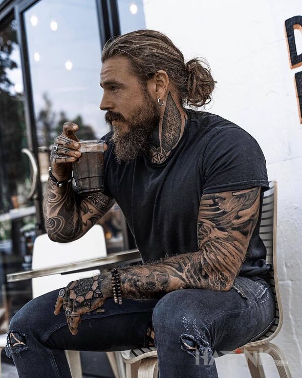 Tattoo Ciacho in sleeves motif and realistic style on the upper arm
