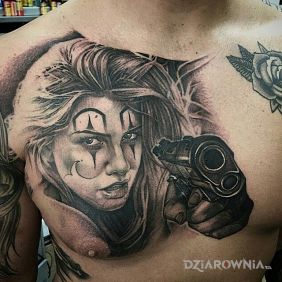 Tatuaż Giwera na klatce motyw: czarno-szare styl: chicano