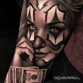 Tatuaż Plik dolarów na przedramieniu motyw: czarno-szare styl: realistyczne