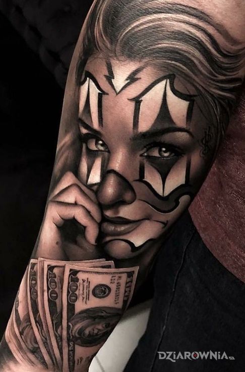 Tatuaż plik dolarów w motywie twarze i stylu chicano na przedramieniu