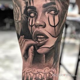 Tatuaż Wzrok w bok na nodze motyw: twarze styl: chicano