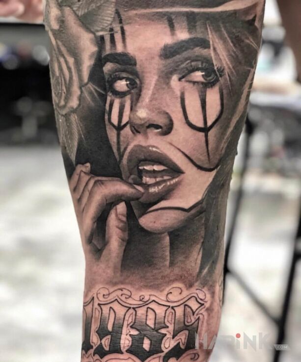 Tattoo Wzrok w bok in black and gray motif and chicano style on the leg
