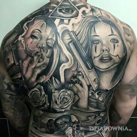 Tatuaż Gangsta life na plecach motyw: kwiaty styl: realistyczne