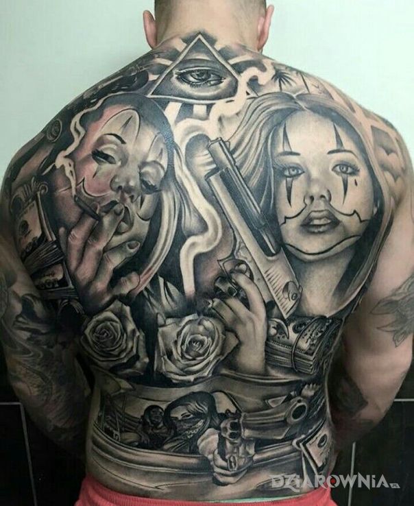 Tatuaż gangsta life w motywie twarze i stylu chicano na plecach