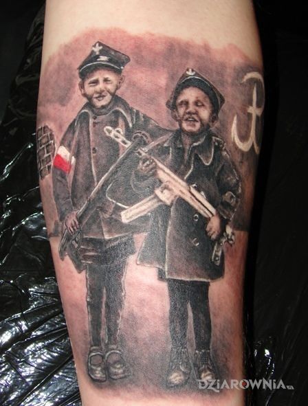 Tatuaż mali żołnierze w motywie patriotyczne na przedramieniu