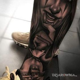 Tatuaż Worek z kasą na łydce motyw: twarze styl: chicano