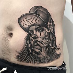 Tatuaż Laska z fajką na brzuchu motyw: czarno-szare styl: chicano