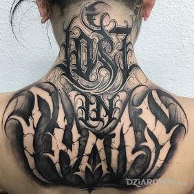 Tatuaż Lost in chaos na karku motyw: czarno-szare styl: kaligrafia