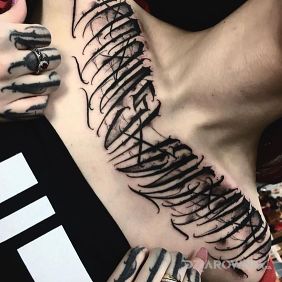 Tatuaż Satans henchman na klatce motyw: criminal lettering styl: kaligrafia