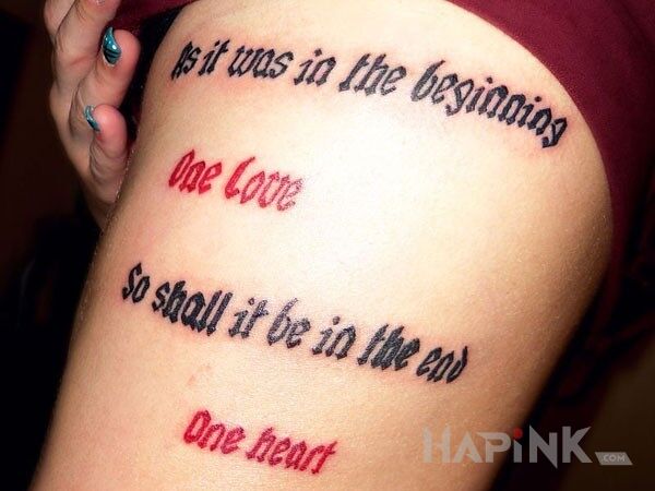 Tattoo Cytat Boba Marley'a in lettering motif on the upper arm