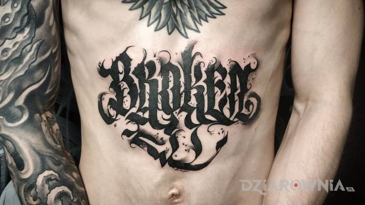 Tatuaż broken w motywie napisy i stylu kaligrafia na brzuchu