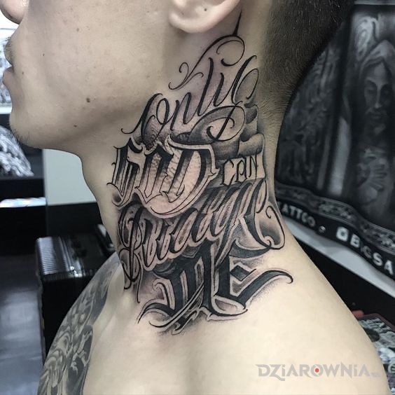 Tatuaż only god w motywie czarno-szare i stylu kaligrafia na szyi