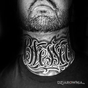 Tatuaż Blessed na gardle motyw: napisy styl: kaligrafia