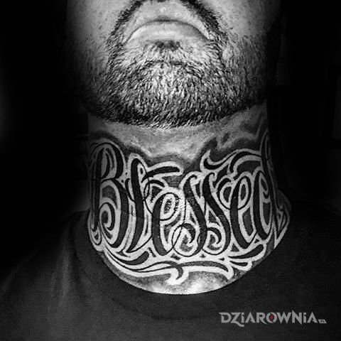 Tatuaż blessed w motywie napisy i stylu kaligrafia na gardle