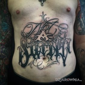 Tatuaż Nie jestem swiety na brzuchu motyw: napisy styl: kaligrafia