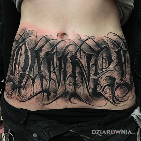 Tatuaż Damed na brzuchu motyw: criminal lettering styl: kaligrafia