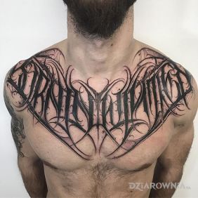 Tatuaż Born in winter na obojczyku motyw: criminal lettering styl: kaligrafia