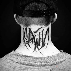 Tatuaż Pain na karku motyw: criminal lettering styl: kaligrafia