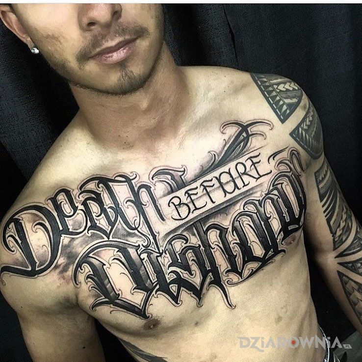 Tatuaż death before dishonor w motywie criminal lettering i stylu kaligrafia na klatce