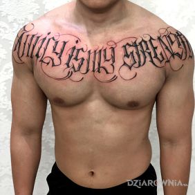 Tatuaż Family is my strentgh na klatce motyw: napisy styl: kaligrafia