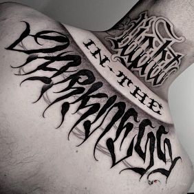 Tatuaż Light in the darkness na karku motyw: criminal lettering styl: kaligrafia