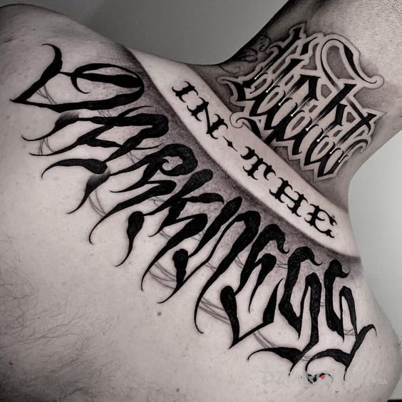 Tatuaż light in the darkness w motywie criminal lettering i stylu kaligrafia na karku