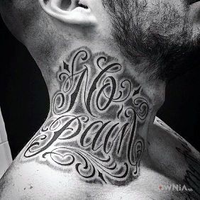 Tatuaż No pain na szyi motyw: napisy styl: kaligrafia