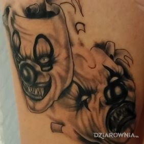 Tatuaż Maseczki na ramieniu motyw: czarno-szare styl: graficzne / ilustracyjne