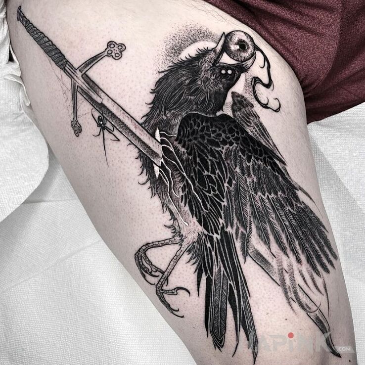 Tattoo Kruk przebity mieczem in black and gray motif and graphic / illustrative style on the leg