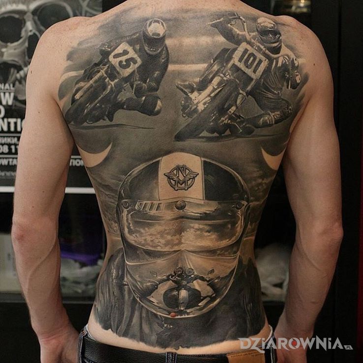 Tatuaż motory w stylu realistyczne na plecach