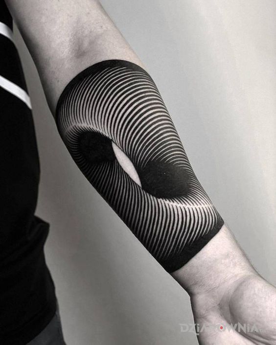Tatuaż kolejna iluzja w motywie 3D i stylu iluzja optyczna na przedramieniu