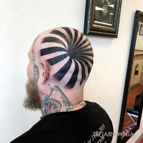 Tatuaż Chłop z dziurą w głowie ? na głowie motyw: 3D styl: iluzja optyczna