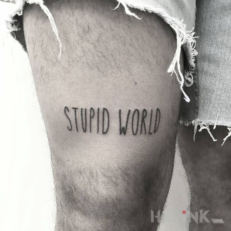 Tattoo Głupi świat ☹ in lettering motif and ignorant style on the leg